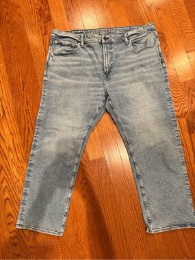 American Eagle Outfitters Light Wash Men’s Relaxed Jeans